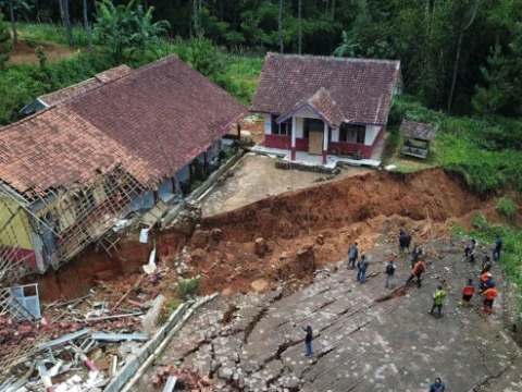 Mitigasi Longsor Tak Cukup dengan Peringatan Dini, Penataan Ruang Jadi Kunci
