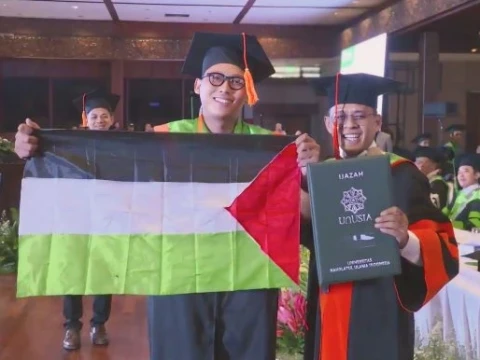 Mahasiswa Unusia Kibarkan Bendera Palestina saat Wisuda