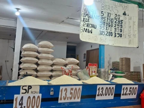 Harga Beras Terus Naik, Daya Beli Masyarakat Mulai Tertekan