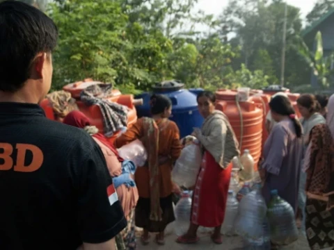 Krisis Air Bersih di Cilegon, Warga Terpaksa Turun Bukit dan Gunakan Air yang Kurang Layak