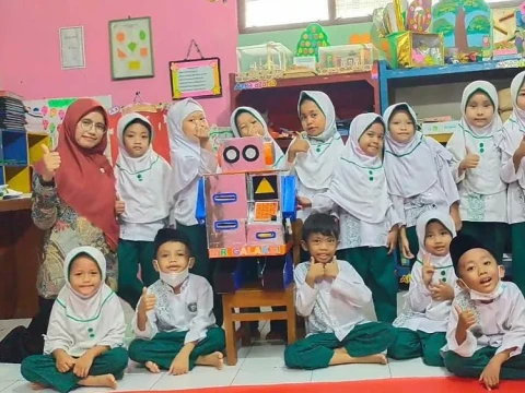 Kisah Bu Guru Lala dan Robot Mesin ATM Ciptaannya, Media Menabung dan Berinfaq bagi Siswa