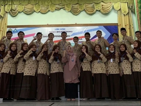 Hanik Fauziah, Menginisiasi Siswa Piawai dalam Bidang Kependudukan