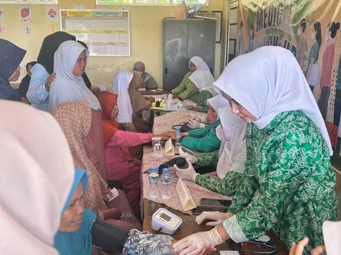 Tahun Kedua Berkolaborasi, Fatayat NU Kabupaten Bogor, Mahasiswa UNJ, dan IKAQ Gelar Cek Kesehatan Gratis