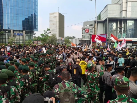 TNI-Polri Hadang Massa Aksi BEM UI yang Hendak Menuju Bundaran HI