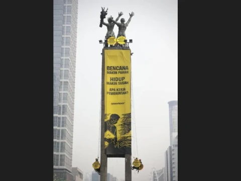 Greenpeace dan Mahasiswa Bentangkan Spanduk Raksasa, Kritik Biaya Hidup dan Penanganan Krisis Iklim