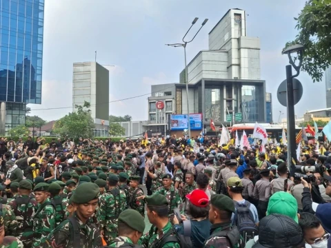 Koalisi Masyarakat Sipil Soroti Pengerahan TNI dan Komcad dalam Aksi Indonesia Bangkrut