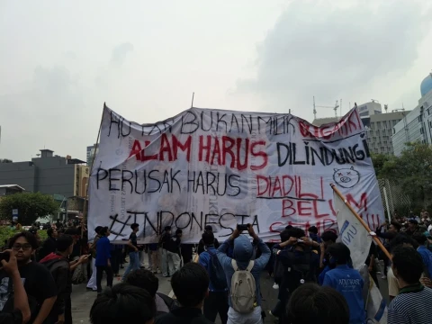 Massa Aksi Indonesia Sadar Bentangkan Spanduk Setinggi 5 Meter: Alam Harus Dilindungi, Perusak Harus Diadili
