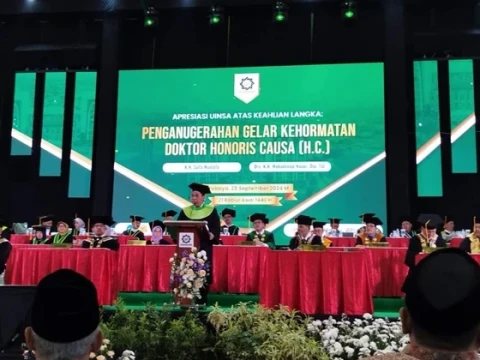 KH Zulfa Mustofa Raih Anugerah Doktor Honoris Causa Bidang Ilmu Arudl dari UINSA Surabaya