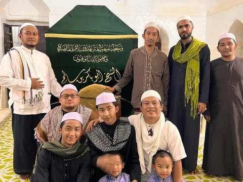 Bahagia Bertemu Habib Umar, Faank Wali Unggah Foto Keluarga saat di Tarim