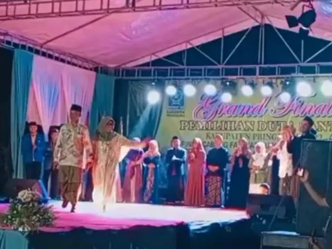 Fashion Show Gus dan Ning Meriahkan Grand Final Duta Santri Pringsewu 2022