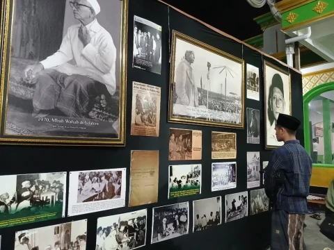 Foto Bersejarah Mbah Wahab Dipamerkan di Area Masuk Makam