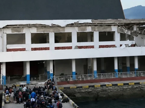 Gempa Magnitudo 7,7 Guncang Flores, Warga Berhamburan dan Bangunan Rusak