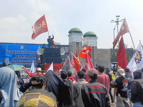 Aksi di DPR, Gerakan Buruh Bersama Rakyat Kritik Perayaan May Day bersama Penguasa