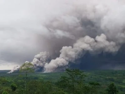 Erupsi, Awan Panas dari Gunung Semeru Capai 8 Km dari Puncak