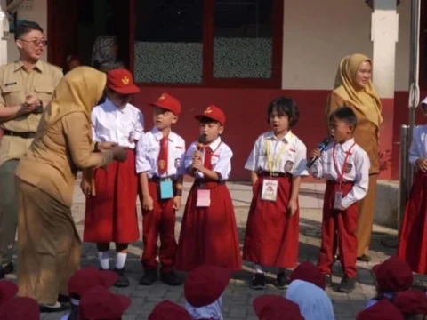Guru Honorer Akan Dihapus 2027, DPR Minta Pemerintah Siapkan Solusi Jelas