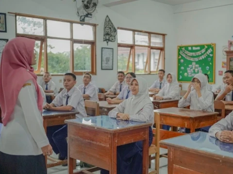 P2G Desak Pemerintah Tidak Pecat 200 Ribu Guru Honorer dan Angkat Jadi PPPK Penuh Waktu
