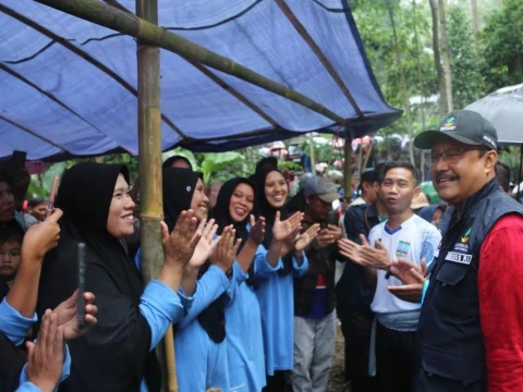 Mensos Saifullah Yusuf Pimpin Kerja Bakti di Kampung Saung Banten, Perkuat Kesetiakawanan Sosial