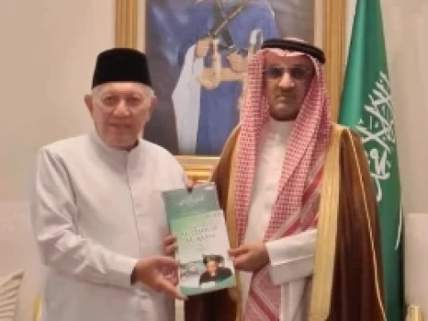 Gus Kikin Silaturahim ke Duta Besar Arab Saudi, Serahkan Karya Hadratussyekh KH Hasyim Asy’ari