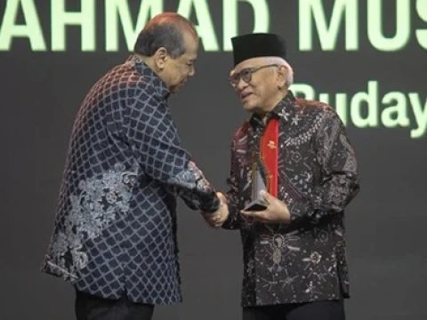 Gus Mus Terima Penghargaan CNN Indonesia Awards sebagai Tokoh Pendukung Persatuan dan Kebersamaan