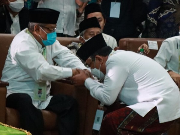 Momen Sejuk Muktamar: Gus Yahya dan Kiai Said Berangkulan, Disambut Shalawat Badar