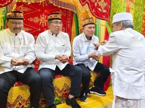 Tiba di Aceh, Ketum PBNU Gus Yahya dan Rombongan Di-Peusijuek