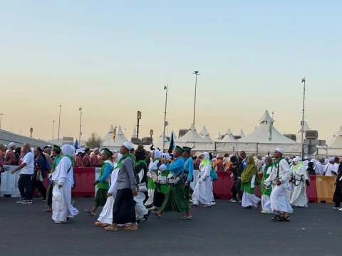 Arafah, Muzdalifah, dan Mina: Tiga Jejak Spiritualitas Puncak dalam Perjalanan Haji
