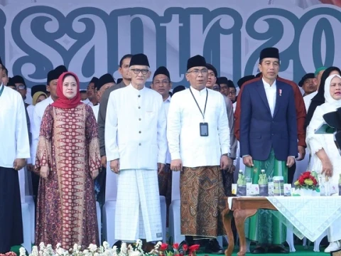 Presiden Jokowi Pimpin Apel Hari Santri 2023 Lengkap dengan Sarung dan Peci
