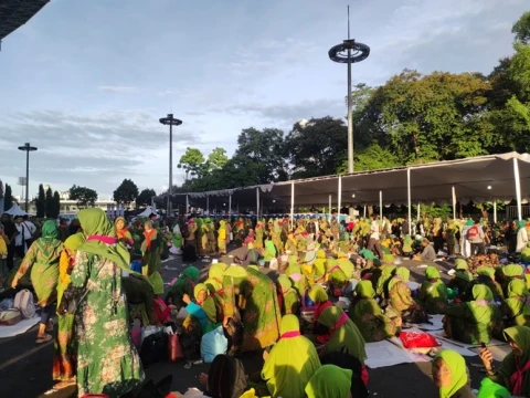 Antusiasme Tinggi, Jamaah Muslimat NU Meluber ke Selasar Stadion GBK