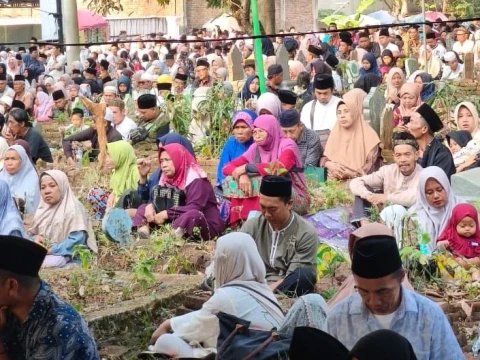 Di Haul Buntet Pesantren, Menko Zulhas Tegaskan Besarnya Jasa Kiai Abbas bagi NKRI