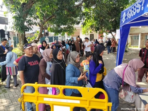 Haul Ke-14 Gus Dur, Warga Mengular Tukar Sampah Plastik dengan Minyak Goreng