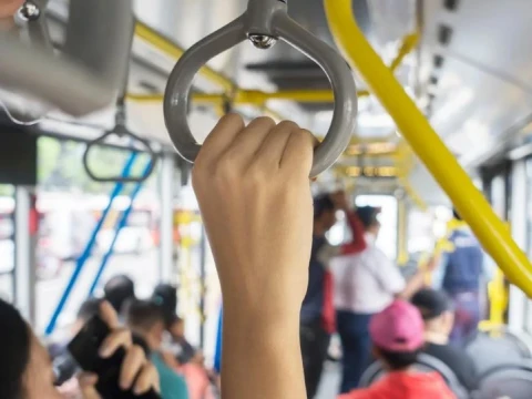 Sedang Flu atau Batuk, Begini Etika yang Harus Kita Jaga saat Berada di Transportasi Umum