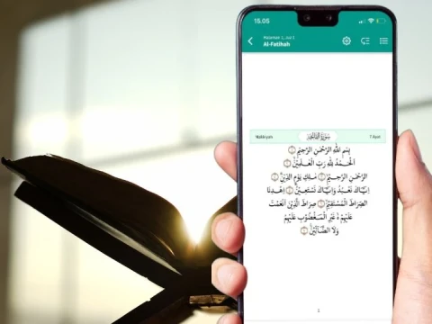 Membaca Mushaf saat Shalat, Kapan Bacaan Boleh Dikeraskan?