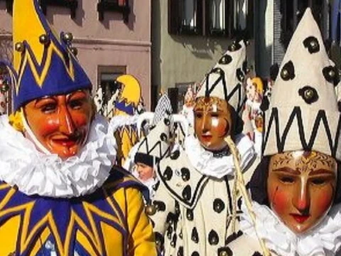 Hukum Karnaval yang Mengandung Simbol dan Atraksi Berbahaya