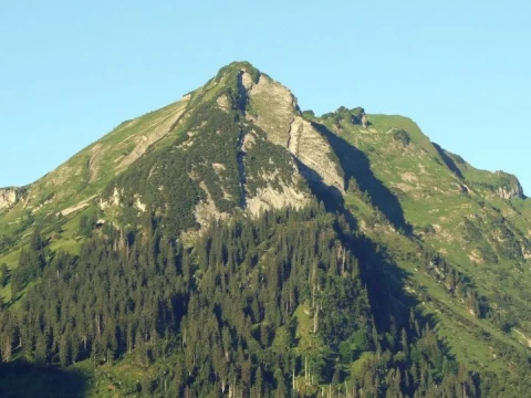 Gunung pun Tunduk di Hadapan Al-Qur’an, Begini Penjelasan Para Mufasir