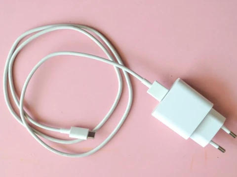 Hukum Memakai Charger Milik Orang Lain tanpa Izin
