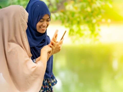 Hukum Menyimpan Foto Orang Lain di HP Tanpa Izinnya