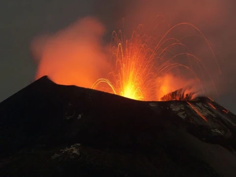 Tafsir Surat An-Nahl Ayat 15: Fungsi Gunung bagi Kehidupan dan Stabilitas Bumi