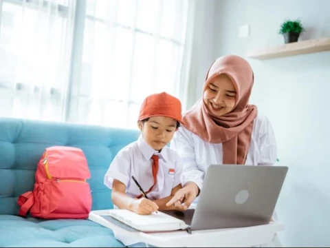 Bunda! Ini 4 Alasan Penting Ajarkan Bahasa Ibu pada Anak