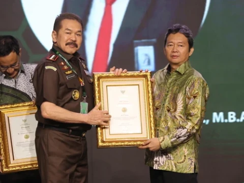 Cerita Kang Iip Tulis Buku Jaksa Agung Soeprapto dan Sejarah Pertumbuhan Kejaksaan RI