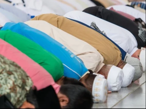Shaf Awal di Luar Masjid atau Shaf Kedua di Dalam Masjid, Mana yang Lebih Utama?
