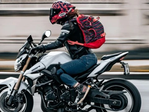 Standing Motor demi Konten Medsos dan Larangan Mencelakakan Diri Islam