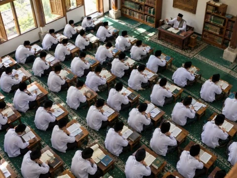 Di Bawah Langit-Langit Pesantren