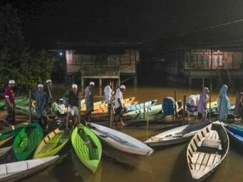 Terendam Banjir, Warga Ulu Gedong Tetap Berangkat Tarawih dengan Perahu Kayu