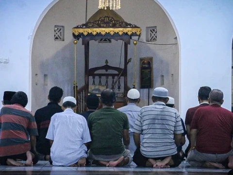 Hukum Jamak Ta'khir Beda Niat dengan Imam