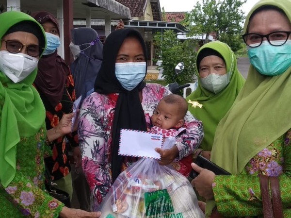 PC Muslimat NU Salurkan Bantuan Korban Terdampak Angin Puting Beliung