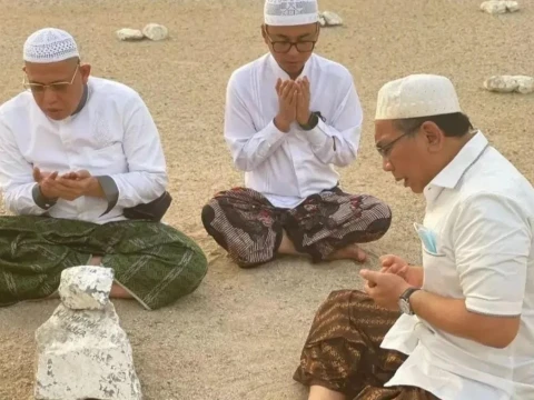 Gus Yahya Ziarahi Makam KH Maimoen Zubair di Kota Suci Makkah