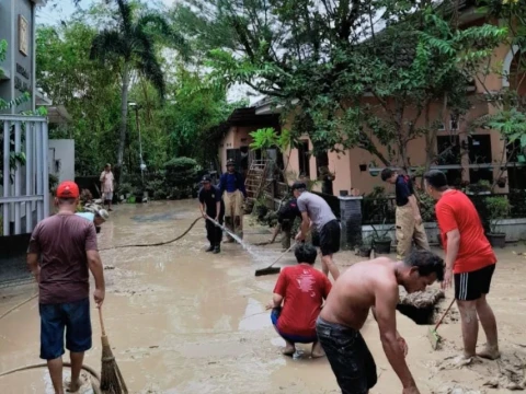 Banjir Surut, Warga di Semarang Kembali ke Rumahnya Masing-masing dan Bersihkan Material Lumpur