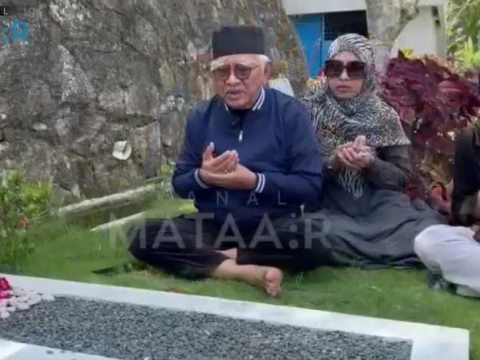 Setahun Wafatnya Buya Syafi'i Ma'arif, Gus Mus Gelar Tahlil di Makam