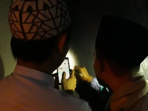 Melihat Tradisi Menulis Ayat Qur'an di Pintu saat Berangkat Haji