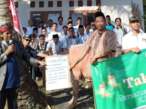 Melatih Kepedulian dan Kepekaan Santri terhadap Kondisi Masyarakat Lewat Bakti Sosial